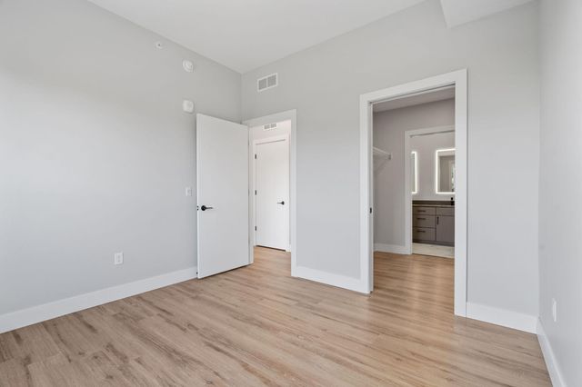470 Lexington Parkway S 518, Saint Paul, MN 55105