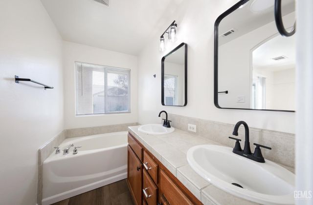 5109 Silver Clover Avenue, Bakersfield, CA 93313