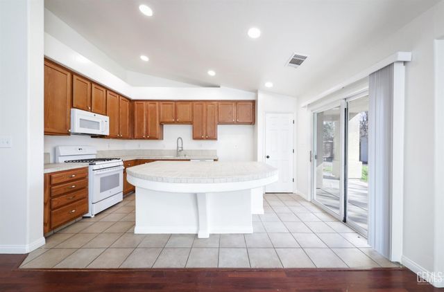 5109 Silver Clover Avenue, Bakersfield, CA 93313