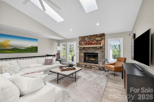 152 Skyview Circle, Asheville, NC 28804