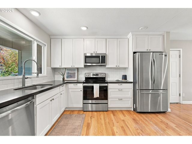 9565 N IVANHOE St, Portland, OR 97203