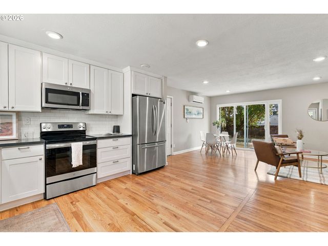9565 N IVANHOE St, Portland, OR 97203