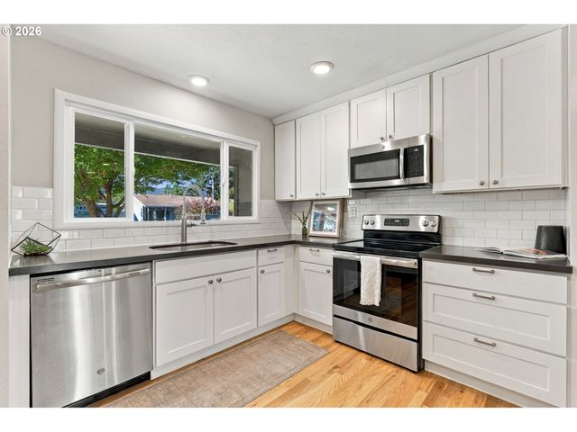 9565 N IVANHOE St, Portland, OR 97203