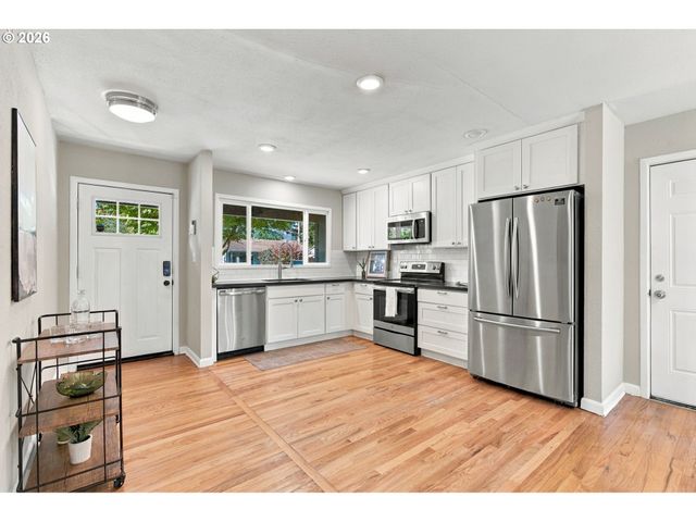 9565 N IVANHOE St, Portland, OR 97203