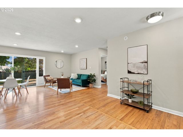 9565 N IVANHOE St, Portland, OR 97203