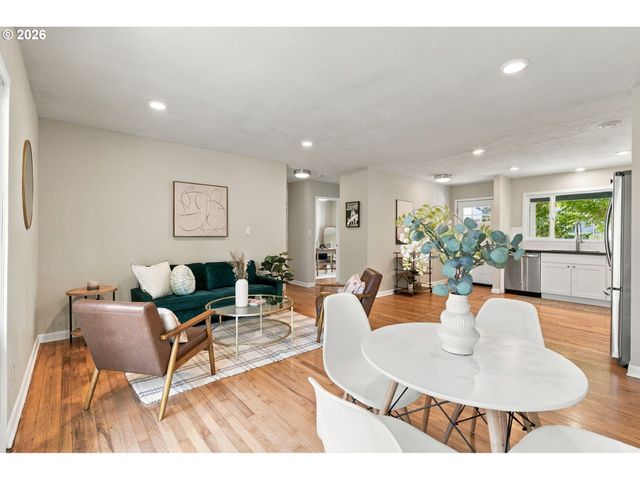 9565 N IVANHOE St, Portland, OR 97203