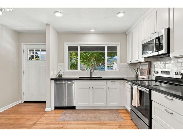 9565 N IVANHOE St, Portland, OR 97203