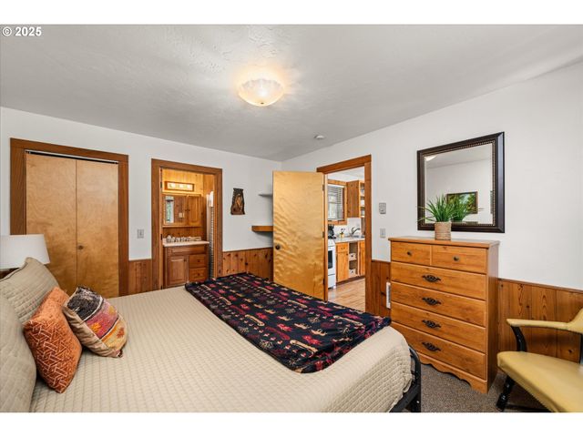 54444 MCKENZIE RIVER Dr, Blue River, OR 97413