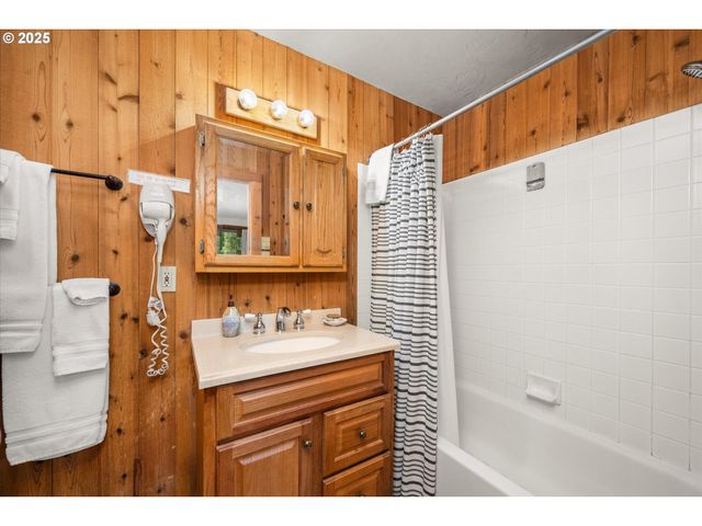 54444 MCKENZIE RIVER Dr, Blue River, OR 97413