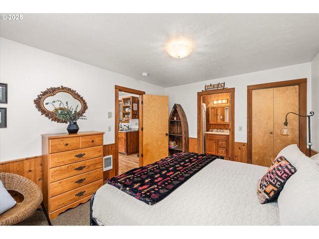 54444 MCKENZIE RIVER Dr, Blue River, OR 97413