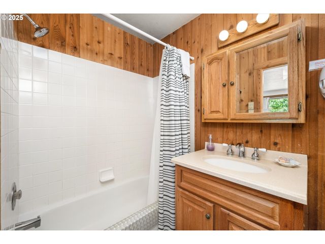 54444 MCKENZIE RIVER Dr, Blue River, OR 97413