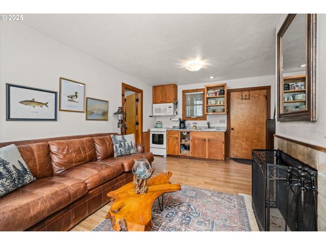 54444 MCKENZIE RIVER Dr, Blue River, OR 97413