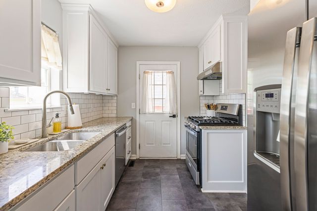 110 Edgehill Ln, Hendersonville, TN 37075