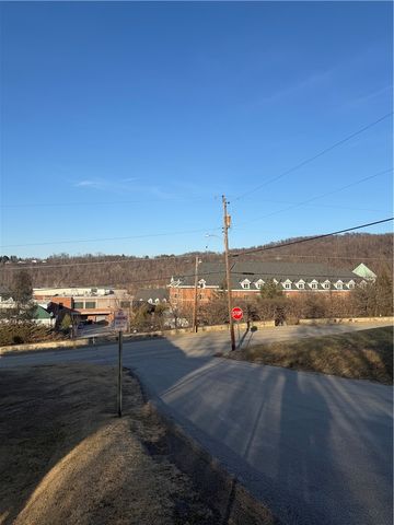 600 American St, California, PA 15419