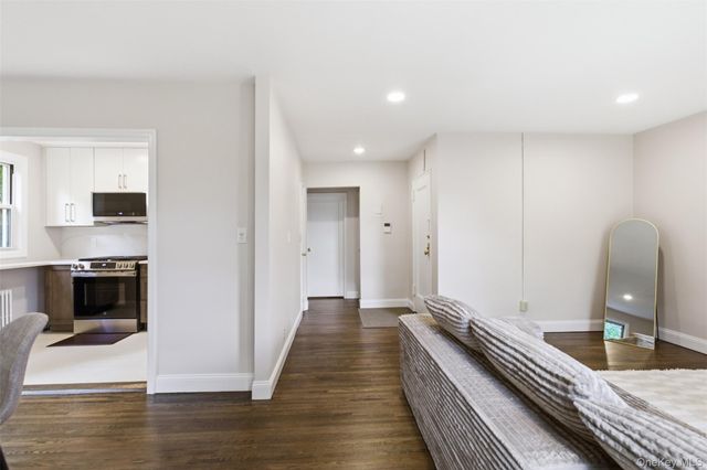 16 Edwards Street 3F, Roslyn Heights, NY 11577