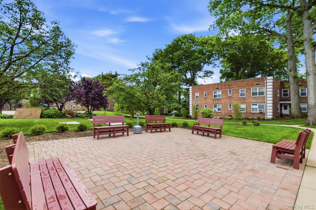 16 Edwards Street 3F, Roslyn Heights, NY 11577