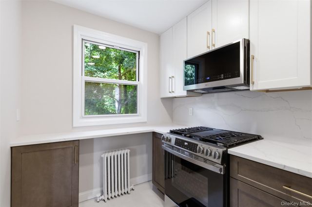 16 Edwards Street 3F, Roslyn Heights, NY 11577