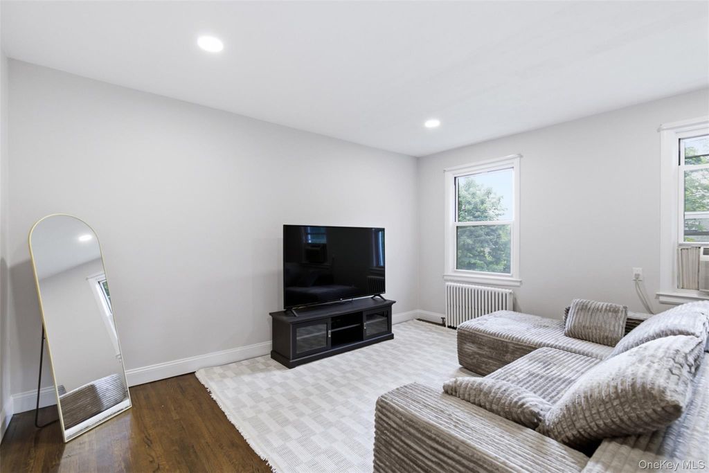 16 Edwards Street 3F, Roslyn Heights, NY 11577