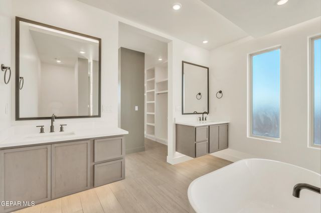 601 Paseo De La Reina Street, Horizon City, TX 79928