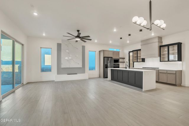 601 Paseo De La Reina Street, Horizon City, TX 79928