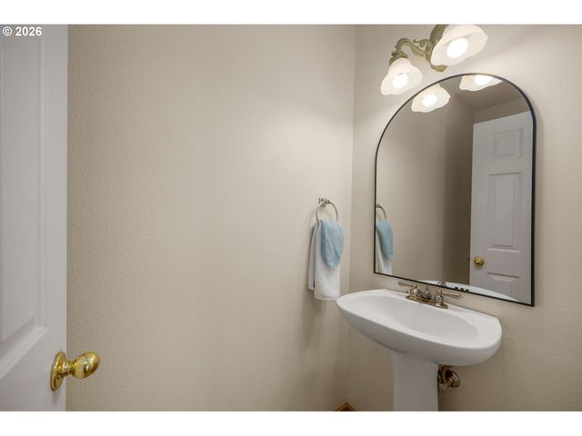 129 Ne DANBURY Ave, Hillsboro, OR 97124