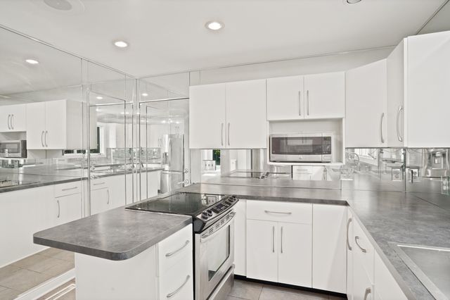 1906 GRANT LN, Columbia, MO 65203