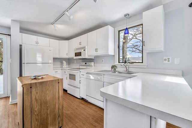 111 School St 5, Dennis, MA 02670