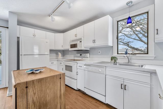 111 School St 5, Dennis, MA 02670