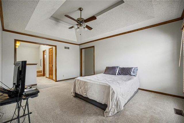 8645 Greenwood Lane, Lenexa, KS 66215