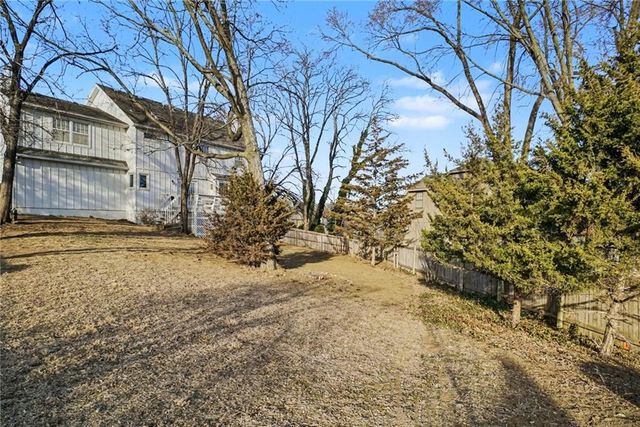 8645 Greenwood Lane, Lenexa, KS 66215