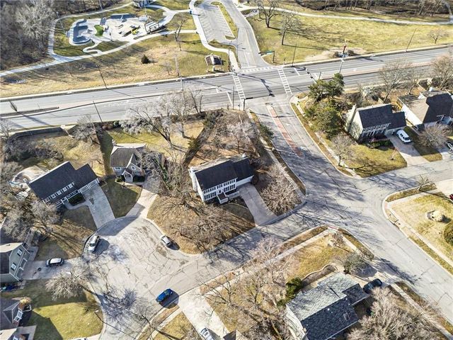 8645 Greenwood Lane, Lenexa, KS 66215