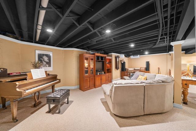 1042 Equestrian Drive, South Lyon, MI 48178