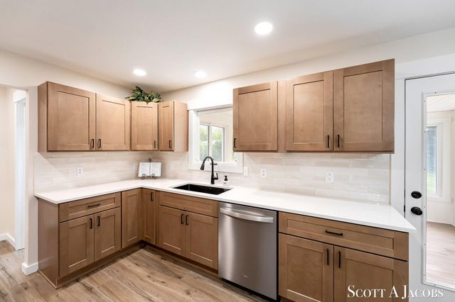 3644 Ivy Drive NE, Grand Rapids, MI 49525