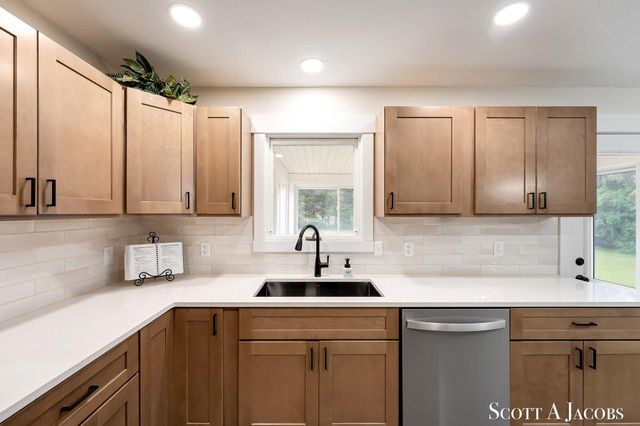 3644 Ivy Drive NE, Grand Rapids, MI 49525