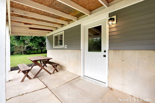 3644 Ivy Drive NE, Grand Rapids, MI 49525