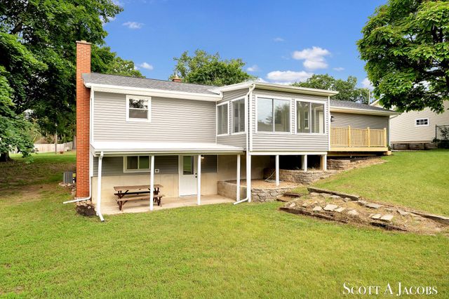 3644 Ivy Drive NE, Grand Rapids, MI 49525