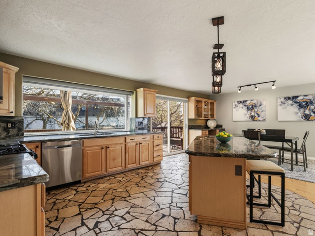 Image 7 of property listing at 2718 E COMMONWEALTH AVE, Salt Lake City, UT 84109