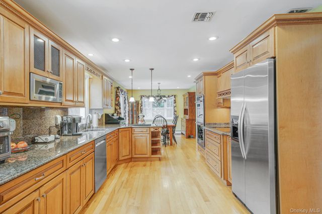 222 Jamaica Avenue, Medford, NY 11763