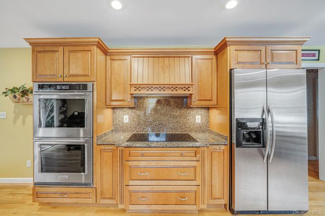 222 Jamaica Avenue, Medford, NY 11763