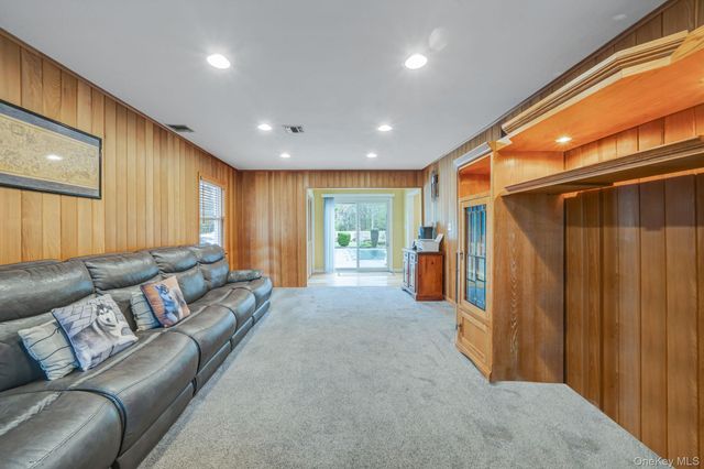 222 Jamaica Avenue, Medford, NY 11763