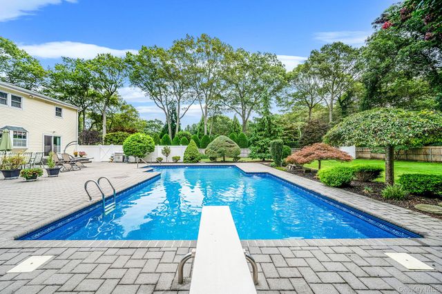 222 Jamaica Avenue, Medford, NY 11763