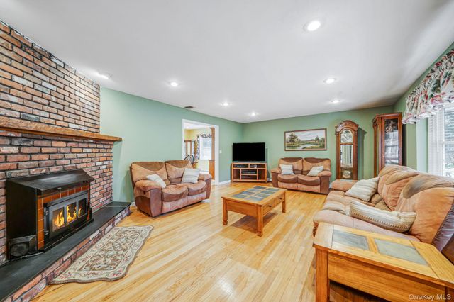 222 Jamaica Avenue, Medford, NY 11763