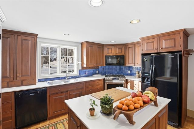 105 Lexington Rd, Concord, MA 01742