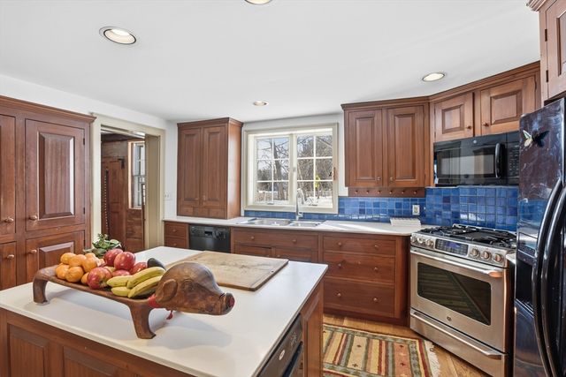 105 Lexington Rd, Concord, MA 01742