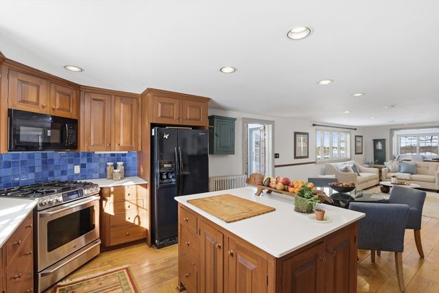 105 Lexington Rd, Concord, MA 01742