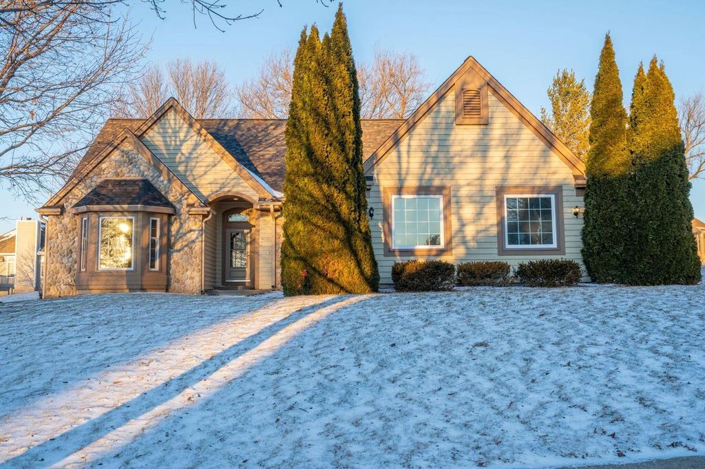 1115 Riverway COURT, Pewaukee, WI 53072
