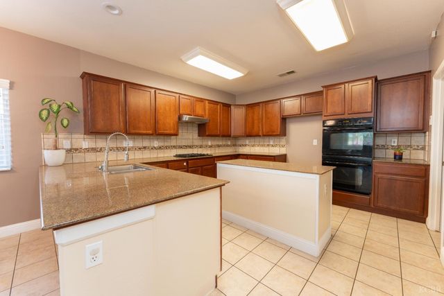 2945 S Arkle Street, Visalia, CA 93292