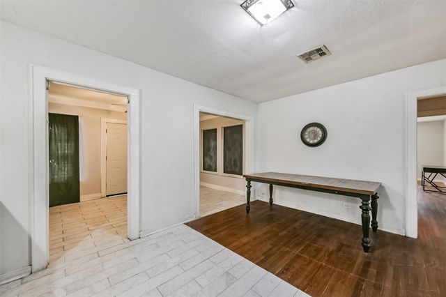 810 10th Avenue N, Texas City, TX 77590