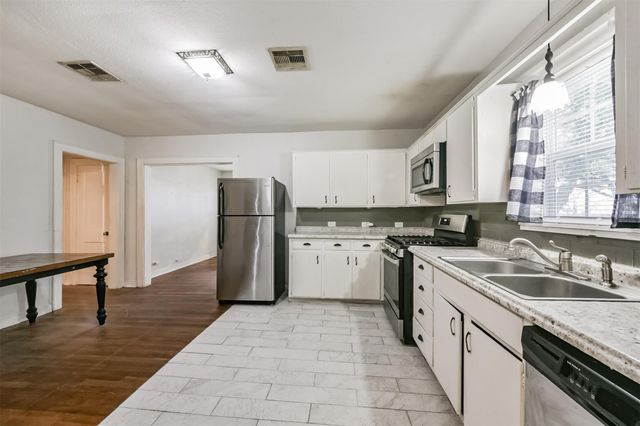 810 10th Avenue N, Texas City, TX 77590