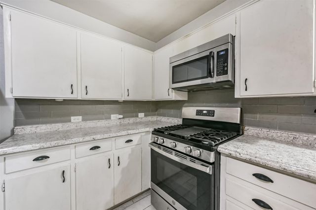 810 10th Avenue N, Texas City, TX 77590